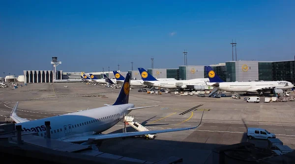 Frankfurt Main Germany May 2022 Aircraft Standing Terminal Frankfurt Main — Stockfoto