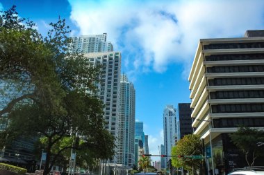 Miami, Florida ABD - 23 Nisan 2022: Brickell Bulvarı yakınlarındaki şehir merkezi