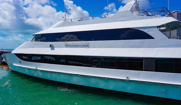 Miami Usa Kwietnia 2022 Luksusowe Jachty Bayside Marina Miami Floryda — Zdjęcie stockowe