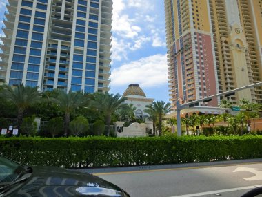 Miami, ABD - 24 Nisan 2022: Miami, Usa 'da palmiye ağaçları olan modern apartmanlar