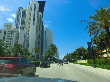 Miami, ABD - 24 Nisan 2022: Miami, Usa 'da palmiye ağaçları olan modern apartmanlar
