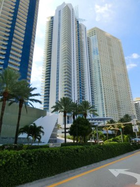 Miami, ABD - 24 Nisan 2022: Miami, Usa 'da palmiye ağaçları olan modern apartmanlar
