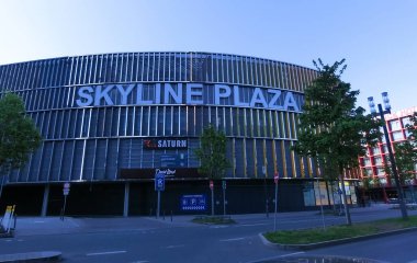 Frankfurt am Main, Almanya - 20 Nisan 2022: Skyline Plaza alışveriş ve çatı bahçesi, spor salonu, çok sayıda restoran ve mağaza ve çok katlı bir otopark.