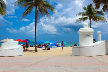 Fort Lauderdale, Florida, ABD - 08 Mayıs 2022 Las Olas Bulvarı yakınlarındaki Fort Lauderdale Plajı.