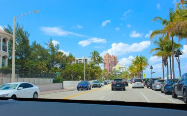 Fort Lauderdale, Florida, ABD - 08 Mayıs 2022: Tipik apartman, Fort Lauderdale 'de yolu olan binalar.