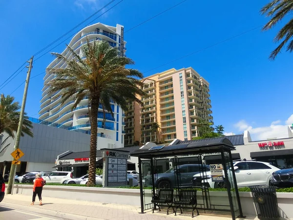 Miami Usa April 2022 Modern Apartment Buildings Palm Trees Avenue — ストック写真