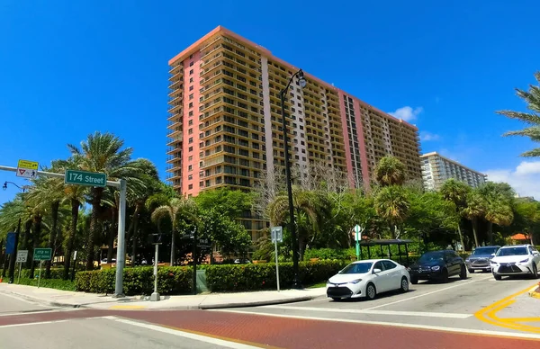 Miami Usa April 2022 Modern Apartment Buildings Palm Trees Avenue — Fotografia de Stock
