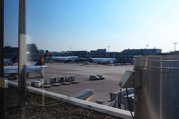 Frankfurt Main Germany May 2022 Aircraft Standing Terminal Frankfurt Main — Fotografia de Stock