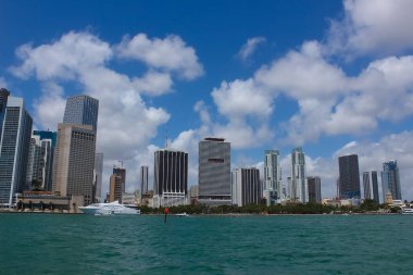 Miami, ABD - 23 Nisan 2022: Miami, Florida ABD 'deki Bayside Marina' da lüks yatlar