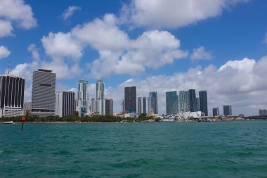 Miami, ABD - 23 Nisan 2022: Miami, Florida ABD 'deki Bayside Marina' da lüks yatlar