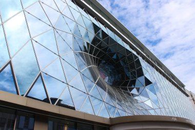 Frankfurt am Main, Almanya - 20 Nisan 2022: Zeil alışveriş caddesindeki Galeria MyZeil alışveriş merkezinin dışı