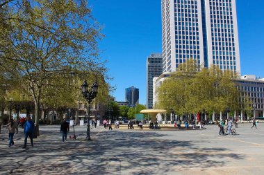 Frankfurt am Main, Almanya - 10 Mayıs 2022: Frankfurt şehir merkezine sokak manzaralı