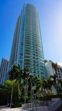 Miami, ABD - 24 Nisan 2022: Miami, Usa 'da palmiye ağaçları olan modern apartmanlar