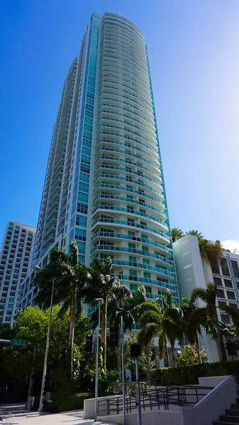 Miami, ABD - 24 Nisan 2022: Miami, Usa 'da palmiye ağaçları olan modern apartmanlar