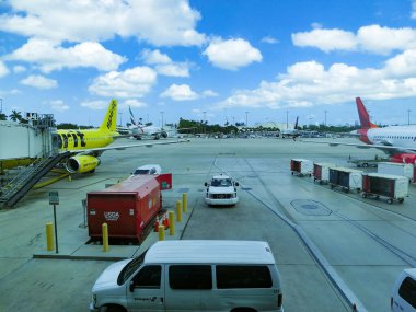 Frankfurt am Main, Almanya - 09 Mayıs 2022: Frankfurt am Main Havaalanı terminali yakınında duran uçak. Avrupa 'nın en yoğun havaalanlarından biridir..