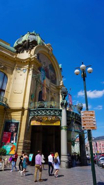 Prag, Çek Cumhuriyeti - 11 Mayıs 2022: İnsanlar Çek Cumhuriyeti 'nin Prag kentindeki eski mimari evlerin yakınına gidiyorlar