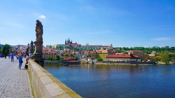 Prague Czech Republic May 2022 People Walking Historic Charles Bridge — Fotografia de Stock