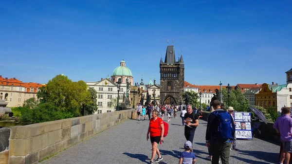 Prague Czech Republic May 2022 People Walking Historic Charles Bridge — Foto de Stock