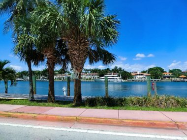 Fort Lauderdale, Florida, ABD - 08 Mayıs 2022: Tipik apartman, Fort Lauderdale 'de yolu olan binalar.