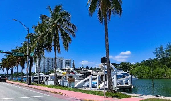 Fort Lauderdale Florida May 2022 Typical Apartment Buildings Road Foreground — Foto Stock