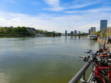 Frankfurt am Main, Almanya - 20 Nisan 2022: Frankfurt kentsel alanındaki Main River 'daki gemi