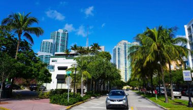 Miami, ABD - 24 Nisan 2022: Miami, Usa sokak manzarası 24 Nisan 2022