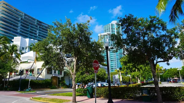 Miami, ABD - 24 Nisan 2022: Miami, Usa sokak manzarası 24 Nisan 2022