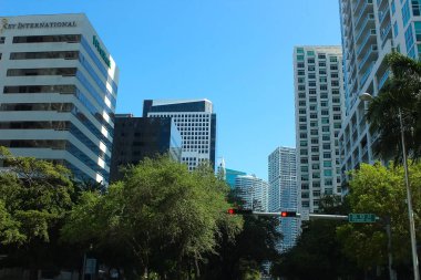 Miami, Florida ABD - 23 Nisan 2022: Brickell Bulvarı yakınlarındaki şehir merkezi
