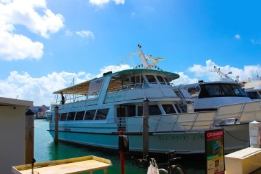 Miami, ABD - 23 Nisan 2022: Miami, Florida ABD 'deki Bayside Marina' da lüks yatlar