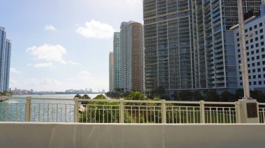 Miami, ABD - 24 Nisan 2022: Miami, Usa 'da palmiye ağaçları olan modern apartmanlar