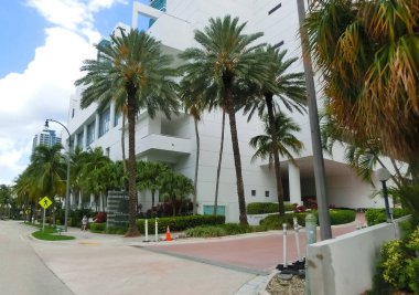 Miami, ABD - 24 Nisan 2022: Miami, Usa 'da palmiye ağaçları olan modern apartmanlar