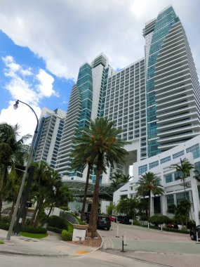 Miami, ABD - 24 Nisan 2022: Miami, Usa 'da palmiye ağaçları olan modern apartmanlar