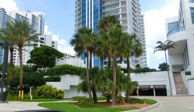 Miami, ABD - 24 Nisan 2022: Miami, Usa 'da palmiye ağaçları olan modern apartmanlar