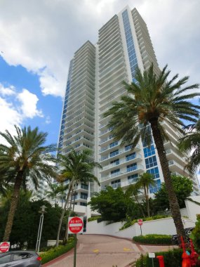 Miami, ABD - 24 Nisan 2022: Miami, Usa 'da palmiye ağaçları olan modern apartmanlar