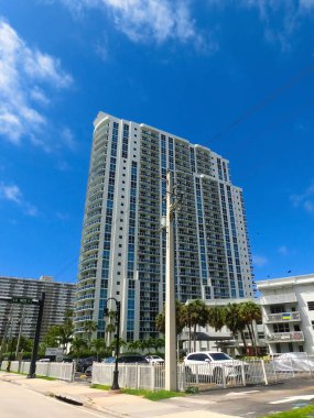 Miami, ABD - 24 Nisan 2022: Miami, Usa 'da palmiye ağaçları olan modern apartmanlar