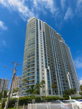 Miami, ABD - 24 Nisan 2022: Miami, Usa 'da palmiye ağaçları olan modern apartmanlar