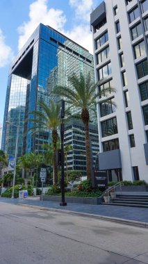Miami, Florida ABD - 23 Nisan 2022: Brickell Bulvarı yakınlarındaki şehir merkezi