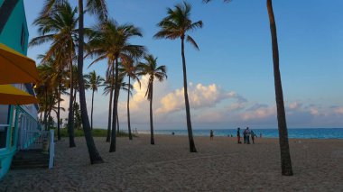 Lauderdale-By-the-Sea, Florida, ABD - 08 Mayıs 2022: Florida sahilindeki sokak kafesi. ABD 'de palmiyeleri olan tropik plaj..