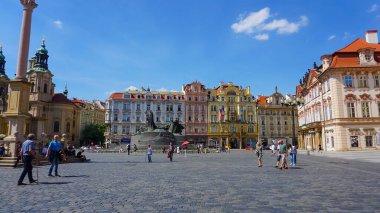 Prag, Çek Cumhuriyeti - 11 Mayıs 2022: İnsanlar Çek Cumhuriyeti 'nin Prag kentindeki eski mimari evlerin yakınına gidiyorlar