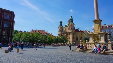 Prag, Çek Cumhuriyeti - 11 Mayıs 2022: İnsanlar Çek Cumhuriyeti 'nin Prag kentindeki eski mimari evlerin yakınına gidiyorlar