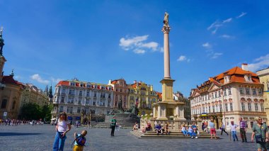 Prag, Çek Cumhuriyeti - 11 Mayıs 2022: İnsanlar Çek Cumhuriyeti 'nin Prag kentindeki eski mimari evlerin yakınına gidiyorlar