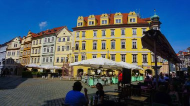 Prag, Çek Cumhuriyeti - 11 Mayıs 2022: İnsanlar Çek Cumhuriyeti 'nin Prag kentindeki eski mimari evlerin yakınına gidiyorlar