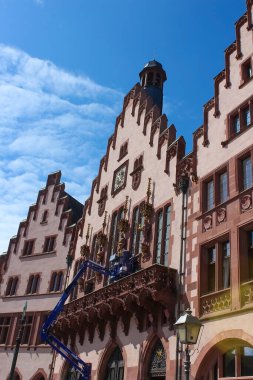 Frankfurt am Main, Almanya - 20 Nisan 2022: Frankfurt, Almanya 'daki Roemerberg Meydanı. Frankfurt Almanya 'nın beşinci büyük şehridir..
