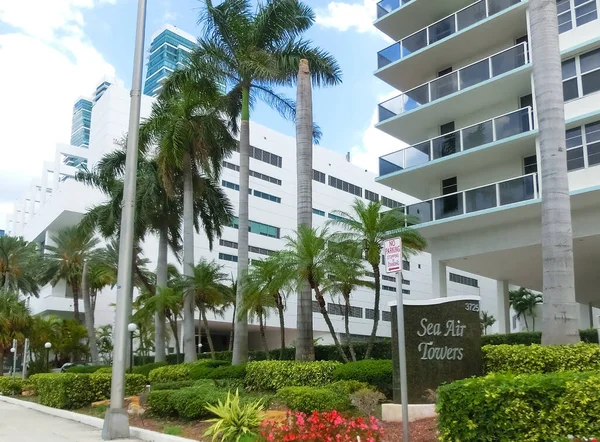 Miami Usa April 2022 Moderne Mehrfamilienhäuser Mit Palmen Der Avenue — Stockfoto