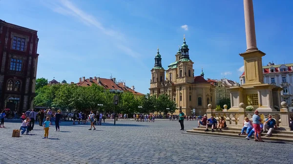Prag, Çek Cumhuriyeti - 11 Mayıs 2022: İnsanlar Çek Cumhuriyeti 'nin Prag kentindeki eski mimari evlerin yakınına gidiyorlar