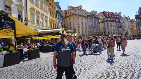 Praha Česká Republika Května 2022 Lidé Pohybují Blízkosti Domů Staré — Stock fotografie