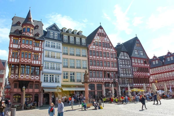 Frankfurt am Main, Almanya - 20 Nisan 2022: Frankfurt, Almanya 'daki Roemerberg Meydanı. Frankfurt Almanya 'nın beşinci büyük şehridir..