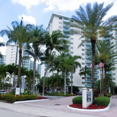 Miami, ABD - 24 Nisan 2022: Miami, Usa 'da palmiye ağaçları olan modern apartmanlar