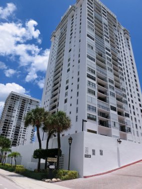 Miami, ABD - 24 Nisan 2022: Miami, Usa 'da palmiye ağaçları olan modern apartmanlar
