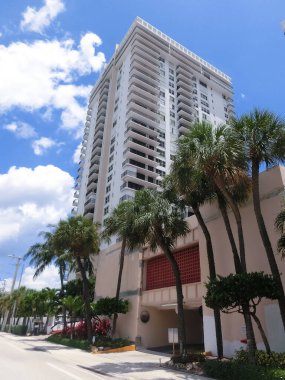 Miami, ABD - 24 Nisan 2022: Miami, Usa 'da palmiye ağaçları olan modern apartmanlar
